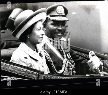 Juin 06, 1973 - Le général Gowon Le Chef d'Etat nigérian arrive en Grande-Bretagne pour une visite d'État : photo montre la reine Elizabeth II avec des promenades en général dans un État à cheval Transport au cours de la procession à l'État le palais de Buckingham, à la suite de l'arrivée du général robe et son épouse pour une visite d'Etat en Grande-Bretagne. Banque D'Images