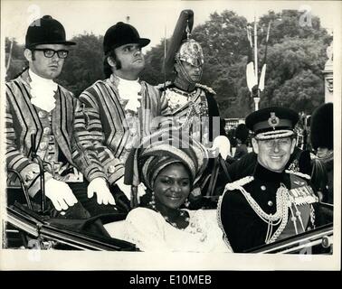 Jun. 06, 1973 Femme du Général - Randonnées avec le Prince Philippe de Grande-Bretagne : le Prince Philip et Mme Gowon, épouse du général Gowon, Chef du gouvernement militaire du Nigeria, arrive à l'avant-cour du palais de Buckingham, Londres, aujourd'hui 12 juin, après avoir conduit à un transport à partir de la gare de Victoria. Le général Gowon et son épouse avait déjà arrivés à l'aéroport de Gatwick, au début d'une visite d'Etat de trois jours. Banque D'Images