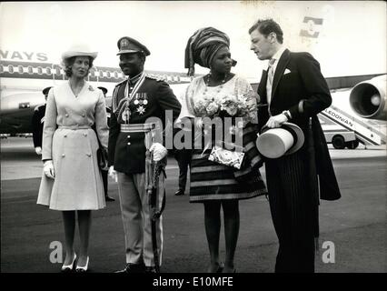 Juin 06, 1973 - Le général Gowon Le Chef d'Etat nigérian arrive en Grande-Bretagne pour une visite d'État : Général Yakubu Gowon, chef d'Etat nigérian, accompagné de sa femme, s'est rendue à l'aéroport de Gatwick depuis Lagos aujourd'hui pour une visite d'Etat en Grande-Bretagne. La photo montre le général Gowon et sa femme en photo avec la Princesse Alexandra et son mari, M.,. Angus Ogilvy qui se sont réunis entre eux à leur arrivée à l'aéroport Gatwick de Londres aujourd'hui. Banque D'Images