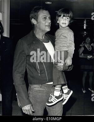 Juin 13 1973 Tony Curtis Arrive En Grande Bretagne Avec Sa Famille Film Star Tony Curtis S Est Rendue A L Aeroport D Heathrow A Londres Accompagne De Sa Famille Sa Femme Lesley Et
