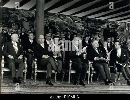 Juillet 14, 1973 - Le défilé militaire coutumier marquant la fête nationale du 14 juillet a eu lieu sur les Champs-Elysées à Paris ce matin. Sur la photo de gauche à droite : Edgar Faure, Président de l'Assemblée Nationale, Pierre Messmer, président du Conseil, le président Georges Pompidou et Alain Poher, Président du Sénat. M. Robert Galley, Ministre de l'armée, est à l'extrême droite. Banque D'Images