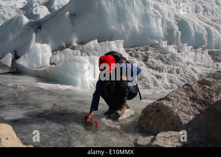 Trekking dans la chute de glace Khumbu près du camp de base de l'Everest Banque D'Images