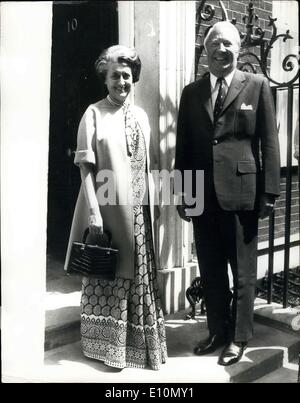 Juin 25, 1973 - Mme Gandhi appelle le premier ministre. Mme Indira Gandhi, le Premier Ministre indien, a appelé aujourd'hui de Premier ministre britannique, M. Edward Heath, au n°10, Downing Street. Photo : Keystone montre- M. Heath accueille Mme Gandhi sur les mesures de No10 aujourd'hui. Banque D'Images