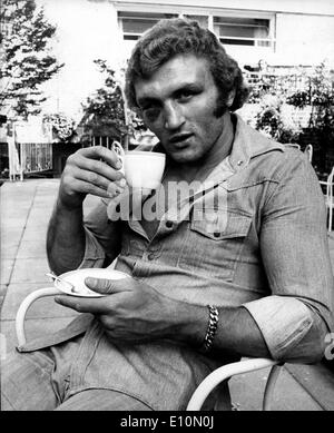 JOE BUGNER le British European Heavyweight Champion prendre une tasse de thé au Kensington Close Hotel Banque D'Images