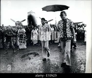 08 août 1973 - S.A.R. le Prince Bernhard au Zaïre (ex-Congo belge). Au cours de sa visite au Zaïre le Prince Bernhard payé un 2-jours de visite au parc national de Virunga à Goma. Photo montre. Le Prince Bernhard arrivant de l'aéroport près de Goma sous la pluie. Banque D'Images