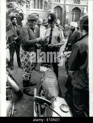 08 août 1973 - Sikh défie la décision sur les casques de crash: Un Sikh d'origine anglaise a été condamné à une amende d'environ 1 sur chacune des 14 sommations pour avoir omis de porter un casque de crash conformément au nouveau règlement sur le cycle automobile, lorsqu'il a comparu hier au tribunal de Bedford Magistrate. Il s'est éloigné du terrain sans harnais de protection. Hans Walter Powles, de Salisbury Road, Bedford, qui a changé de nom pour Mohan Hartung Singh quand il a été converti à la religion sikh il y a deux ans, a dit aux magistrats que sa tête appartenait à Dieu et ne supprimerait pas son turban pour mettre un casque de crash Banque D'Images