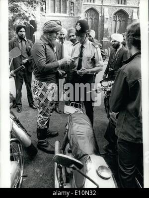 08 août 1973 - Sikh défie la décision sur les casques de crash: Un Sikh d'origine anglaise a été condamné à une amende d'environ 1 sur chacune des 14 convoques pour avoir omis de porter un casque de crash conformément au nouveau règlement sur le cycle automobile, lorsqu'il a comparu hier au tribunal de la magistrature de Bedford. Il s'est éloigné du terrain sans harnais de protection. Hans Walter Powles, de Salisbury Road, Bedford, qui a changé de nom pour Mohan Hartung Singh quand il a été converti à la religion sikh il y a deux ans, a dit aux magistrats: ''sa tête appartenait à Dieu'' et h e ne retirerait pas son turban pour mettre un casque de crash Banque D'Images