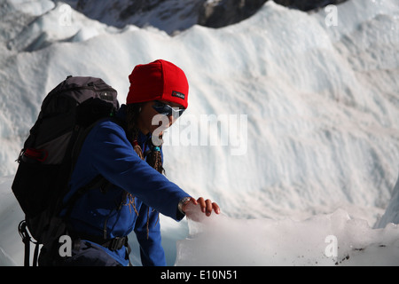 Trekking dans la chute de glace Khumbu près du camp de base de l'Everest Banque D'Images