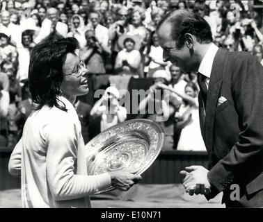 Juillet 07, 1973 - Billie-Jean King USA remporte le simple dames finale à Wimbledon : Billie-Jean King USA s'est form Banque D'Images