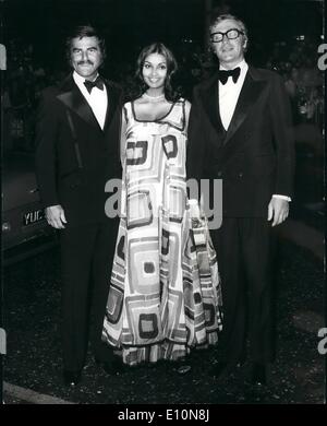 Juillet 07, 1973 - Première mondiale de la nouvelle James Bond film ''Live And Let Die'' : la princesse Anne, la nuit dernière a assisté à la première mondiale de la royal nouveau James Bond film ''Live And Let Die'', à l'Odéon, Leicester Square. Photo montre Michael Caine et son épouse, Shakira, vu arriver avec l'acteur Burt Reynolds. Banque D'Images