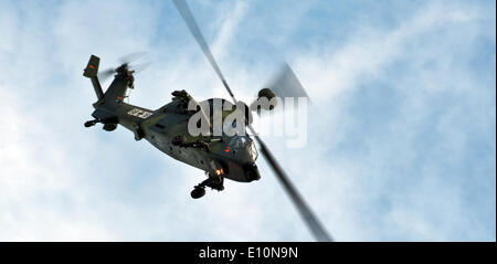 Un hélicoptère de la modèle 'Eurocopter Tigre' vole au-dessus de la foire de l'Air Show de Berlin (ILA) a tenu à l'aéroport Schönefeld à Berlin, Allemagne, 11 septembre 2012. Photo : Robert Schlesinger/photo alliance Banque D'Images