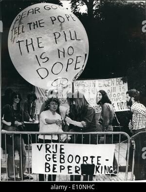 Juillet 07, 1973 - femmes néerlandaises tenir manifestation devant la résidence du Nonce Apostolique à La Haye : Dolle Mina, la direction générale de néerlandais pour la libération des femmes, a marqué le 5e anniversaire de l'encyclique Humanae Vitae du Pape interdisant des moyens mécaniques de contrôle des naissances en organisant une manifestation devant la résidence de le nonce apostolique, Mgr. Angelo Felici, à la Haye, où ils ont remis une lettre demandant au pape de revoir l'Église catholique romaine est d'avis Banque D'Images