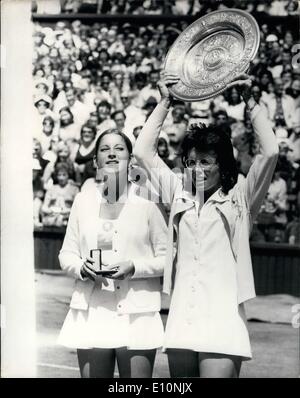 Juillet 07, 1973 - Billie-Jean King (USA) remporte le simple dames finale à Wimbledon : Billie-Jean King (USA) a remporté le simple dames finale à Wimbledon aujourd'hui quand elle a battu l'Américain Chris Evert fellow - 6-0, 7-5. Photo montre Billie-Jean King contient jusqu'son trophée gagnant comme elle pose fièrement avec son adversaire Chris Evert qui elle a battu au féminin finale à Wimbledon aujourd'hui. Banque D'Images