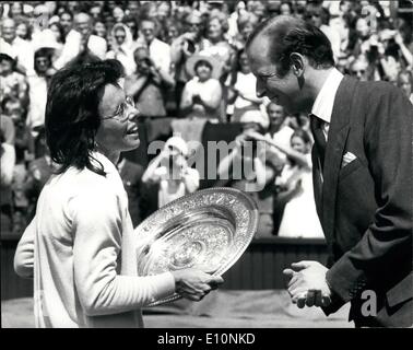 Juillet 07, 1973 - Billie-Jean King (USA) remporte le simple dames finale à Wimbledon : Billie-Jean King (USA) a remporté le simple dames finale à Wimbledon aujourd'hui quand elle a battu l'Américain Chris Evert fellow - 6-0, 7-5. La photo montre le duc de Kent blagues avec Billie-Jean King après avoir présenté son avec le trophée après avoir remporté le simple dames finale à Wimbledon aujourd'hui. Banque D'Images