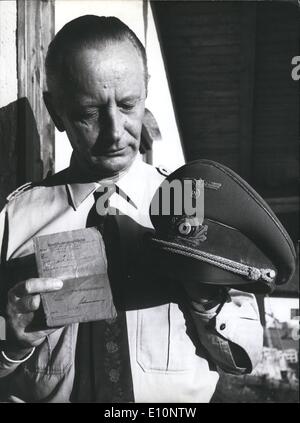 09 septembre 1973 - vente publique d'Hitler's hat : uniforme qui devrait vendre pour 10000 DM. Aussi en vente il y aura permis de conduire d'Hitler (pour DM 4000) parmi d'autres documents de la ''brown aera''. L'adjudication aura lieu le 28 septembre et 29, 1973 par le ''Militaire'' maison de vente ''Tradition'' dans Torwant près de Munich. La photo montre l'encanteur Hermann-Otto Winiarski montrant le permis de conduire et de l'uniform hat Fuhrer. Banque D'Images