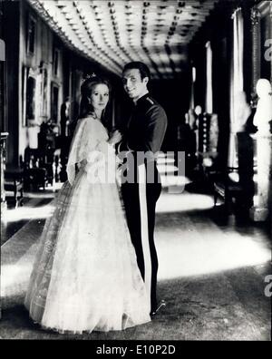 06 nov., 1973 - S.A.R. la Princesse Anne et le capitaine Mark Phillips : Le mariage de Son Altesse Royale la princesse Anne et le capitaine Phillips de l'Université Queen's Dragoon Guards, aura lieu le 14 novembre 1973, à l'abbaye de Westminster. La princesse et le Capitaine Phillips sont vus dans la longue galler6y au château de Windsor, avec sa robe blanche pleine longueur ( par Zandra Rhodes) la princesse Anne porte un diadème de diamants, boucles d'oreilles et collier de diamants. Le Capitaine Phillips porte le Kit de son régiment Mese Banque D'Images