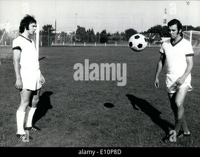 Septembre 09, 1973 - célèbre joueur de football Franz Beckenbauer et son double : il est indiqué sur notre photo, en effet, comme si ils sont frères jumeaux et bien d'un moment où M. Hans Rasch un homme enrôlé dans l'armée allemande) a été demandé pour un manuscrit par les amateurs de soccer. Quelle déception, quand il est forcé d'admettre, de ne pas être ''empereur Frans'', comme le capitaine de l'équipe nationale de football allemande est également surnommé par ses fans. Notre photo a été prise dans l'un des football de Munich, où se trouve le ''jumeaux'', Franz et Hans a joué au soccer juste par eux-mêmes. Banque D'Images