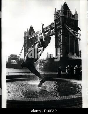 11 novembre 1973 - Saint Katharine Sculpture dévoilée par Lord Aldington. Une fontaine de bronze sculpture d'une fille avec un dauphin, par David Wyne, le sculpteur, a été dévoilé aujourd'hui - St. Katharine jour - par Lord Aldington, président de l'Autorité du Port de Londres. Au World Trade Center, St Katharine -par-La Tour, près de la Tour de Londres. Le centre, un développement de Taylor Woodrow Property Co., comprend le Tower Hotel and Marina Banque D'Images