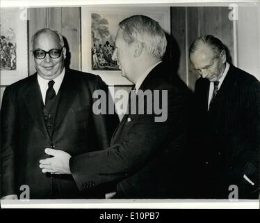 11 novembre 1973 - Le Premier ministre rencontre le Heath ; l'envoyé spécial de Premier ministre britannique, Edward Heath huissiers Mohammed Al-Zayyat dans la salle de conférence au 10, Downing Street, suivi par Sir Alec Douglas Home. L'envoyé spécial du Président Sadate d'Égypte avait des pourparlers sur la crise au Moyen-Orient. Banque D'Images