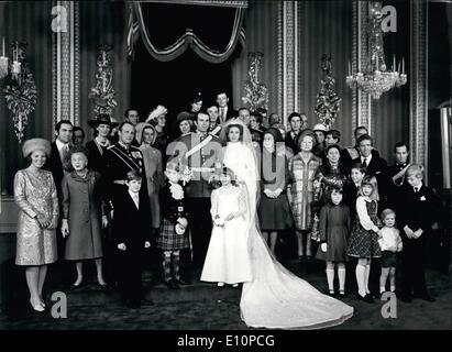 11 novembre 1973 - Mariage Royal. La photo montre la famille groupe dans la salle du trône au palais de Buckingham. De gauche à droite : rangée arrière La Princesse Alexander, député Angus Ogilvy. Ligne suivante de l'avant : Mlle Sarah Phillip (obscurci) M. Phillips, Mme Phillips, duchesse de Kent, Eric Motif meilleur homme, duc d'Édimbourg, la princesse et le Prince Richard duc de Kent, Prince de Galles et rangée avec Bride and Groom : Le Roi Constantin, le Prince Claus, Reine et Marie Prince et Princesse de Norvège, époux et épouse la reine, la Reine mère et le Prince Andrew avec derrière eux, duchesse de Gloucester Banque D'Images