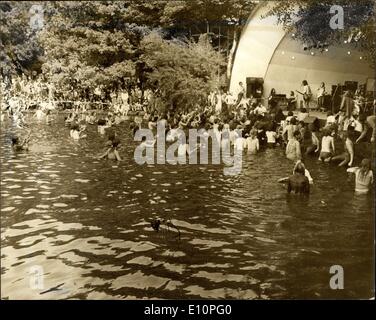 Septembre 15, 1973 - Des milliers d'assister à Concert de rock au Crystal Palace : Des milliers d'amateurs de rock ont assisté à un concert de Rock and Roll tenue aujourd'hui au Crystal Palace Concert bowl. Photo montre un grand nombre d'amateurs de rock se rafraîchir dans un lac en face de la cuvette pendant l'exécution du Beck, Bogert et Appice. Banque D'Images