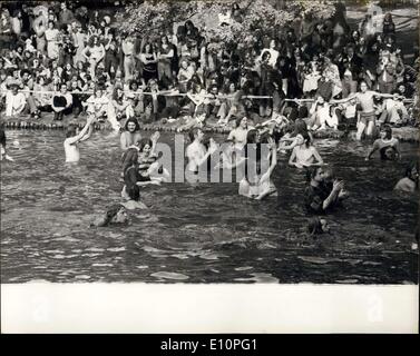 Septembre 15, 1973 - Des milliers d'assister à Concert de rock au Crystal Palace : Des milliers d'amateurs de rock ont assisté à un concert de Rock and Roll tenue aujourd'hui au Crystal Palace Concert Bowl. Photo montre un grand nombre d'amateurs de rock réserver au frais dans un petit lac au cours de la performance d'aujourd'hui. Banque D'Images