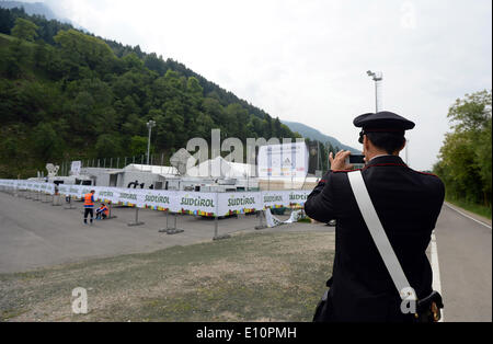 Un agent de police prend une photo de la médiathèque à St Leonhard terrain d'entraînement de soccer dans la région de Saint-Paul, l'Italie, de Passeier 21 mai 2014. L'Allemagne national soccer squad se prépare pour la prochaine Coupe du Monde de la FIFA 2014 au Brésil à un camp d'entraînement dans le Tyrol du Sud jusqu'au 30 mai 2014. Photo : Andreas GEBERT/dpa Banque D'Images