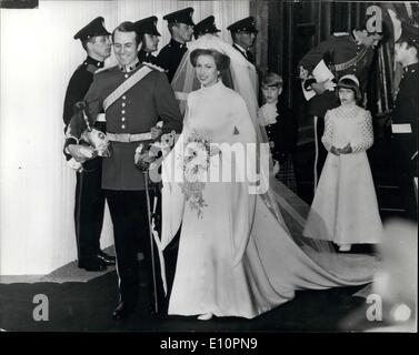 11 novembre 1973 - mariage de la princesse Anne et le capitaine Mark Phillips à l'abbaye de Westminster. Photo montre :- Les mariés tout sourire qu'ils ont quitté l'abbaye de Westminster après leur mariage aujourd'hui, suivie par l'île qui a été la Page et Lady Sarah Armstrong-Jones, la demoiselle d'honneur. Derrière est le meilleur homme, le Capitaine Éric Motifs. Banque D'Images