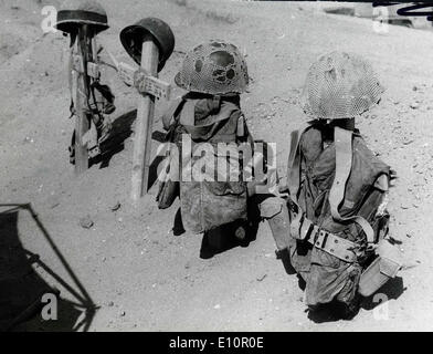 Oct 06, 1973 au Caire en Égypte, la guerre de Yom Kipper 1973 croix de bois ornés de l'uniforme des soldats et casques Banque D'Images