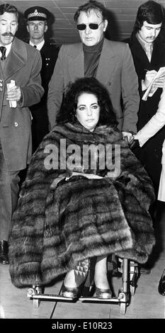 L'actrice Elizabeth Taylor voyages avec son mari Richard Burton Banque D'Images