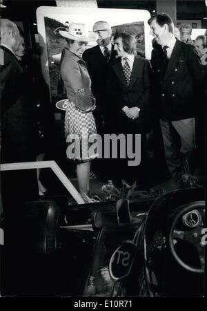 10 octobre 1973 - La princesse Anne ouvre le salon de l'automobile. : La Princesse Anne a ouvert aujourd'hui l'International Motor Show de Londres à Earls Court. Photo montre la Princesse Anne partage une blague avec Jackie Stewart, qui a récemment annoncé sa retraite de la course automobile, en face de sa Tyrrell Ford - voitures de course au salon aujourd'hui. Banque D'Images