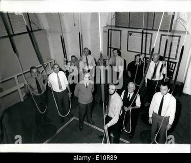 10 octobre 1973 - L'abbaye de Westminster de BELL RINGERS QUI PRÉSIDERA À LA PRINCESSE ANNE'S WEDDING le mois prochain. Montre PHOTO : M. H. N. PITSTOW, d and Banstead, Surrey (centre) sur e de l'école qui a sonné les cloches de l'abbaye royale à plusieurs reprises ;, est photographié en compagnie de sonneurs de cloches qui sonnent les cloches de l'abbaye beffroi le 14 novembre quand la princesse Anne se marie avec le capitaine Mark Phillips. Banque D'Images