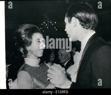 10 octobre 1973 - La princesse Anne ouvre le salon de l'automobile. La princesse Anne a ouvert aujourd'hui l'International Motor Show de Londres à Earls Court. Photo montre la Princesse Anne ressemble à un open top Rolls Royce , au Salon de l'automobile. Banque D'Images