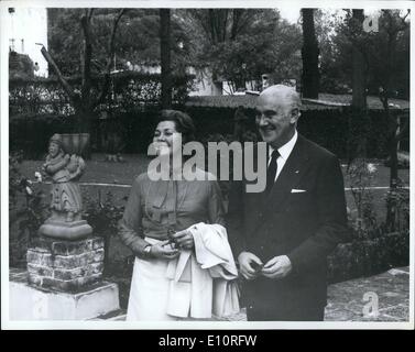 10 octobre 1973 - L'ancien président de l'Argentine, le général Alejandro Larousse et son épouse sont sur un mois de vacances au Mexique. photo montre M. et Mme Larousse dans le jardin de San Angel Inn dans la ville de Mexico. Banque D'Images