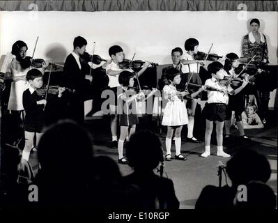 11 octobre 1973 - Un violon à l'âge de 3 ans : démonstration sensationnelle et unique à l'Institut international de houtes etudes policier dans Montana-Crans, Suisse : célèbre pédagogue de musique japonais Schinichi Guzuki a présenté son peu d'universitaires , ainsi qu'il a mis au point une méthode révolutionnaire pour enseigner aux enfants à jouer des instruments de musique. La Suzuki-enfants orchestre violon a joué un concert pour l'administration il conservatorium de toute l'Europe. Le plus petit élément de l'orchestre n'est même pas quatre ans. Banque D'Images