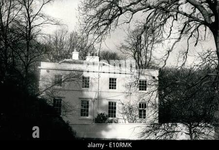 01 janvier 1974 - Oak Grove maison prête pour le Couple Royal Oak Grove House, Sandhurst, est maintenant prêt pour la princesse Anne et du capitaine Mark Phillips, qui sont appelés à se déplacer dans à la fin de février ou début mars. Photo : Keystone montre la vue de la Chênaie, maison b-5573, avec sa nouvelle couche de peinture sur la photo d'aujourd'hui. Banque D'Images