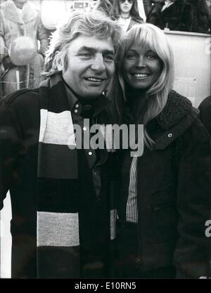 01 janvier 1974 - Gunter Sachs comme Mister Bobsleigh : célèbre millionnaire allemand Gunter Sachs et playboy - ici avec sa charmante épouse, Miriam - est un ensemble d'hiver à Saint-Moritz, où il s'est engagé avec différentes institutions locales, comme l'organisation de la coupe du monde de la les luges. Banque D'Images