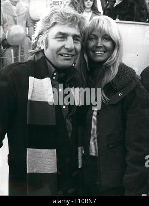 01 janvier 1974 - Gunter Sachs comme Mister Bobsleigh : célèbre millionnaire allemand Gunter Sachs et playboy - ici avec sa charmante épouse, Miriam - est un ensemble d'hiver à Saint-Moritz, où il s'est engagé avec différentes institutions locales, comme l'organisation de la coupe du monde de la les luges. Banque D'Images