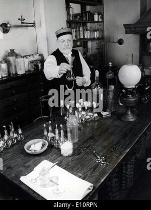 18 oct., 1973 - Londres, Angleterre, Royaume-Uni - Comédien ARTHUR LOWE comme Louise Pasteur dans son laboratoire sur le plateau de son émission de télévision de la BBC "le microbe Hunters' chez BBC Ealing Studios. Banque D'Images