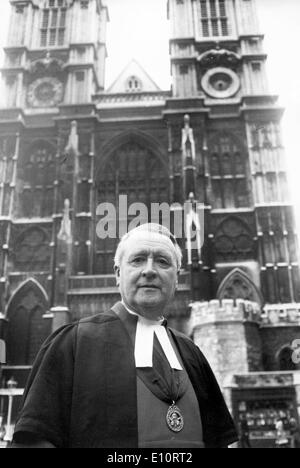 Doyen de Westminster, le Très Révérend Dr Eric Abbott, à l'extérieur de l'abbaye de Westminster après la conférence de presse avant-mariage Banque D'Images