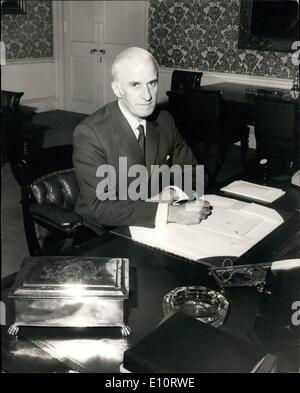 Mar. 03, 1974 - M. Edward courte Nouveau Lord Président du conseil et chef adjoint du Parti travailliste : photo montre M. Edward courte vu à sa desh dans son bureau aujourd'hui. Banque D'Images