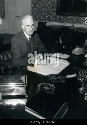 Mar. 03, 1974 - M. Edward courte Nouveau Lord Président du conseil et chef adjoint du Parti travailliste : photo montre M. Edward courte vu à sa desh dans son bureau aujourd'hui. Banque D'Images