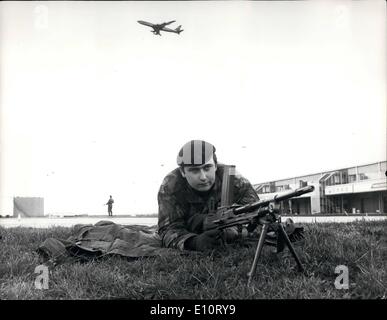 01 janvier 1974 - Opération de sécurité à l'aéroport d'Heathrow : les chars, les militaires et la police continuent avec il plan de sécurité pour faire face à d'éventuelles attaques terroristes, à l'aéroport d'Heathrow à Londres. Photo montre : un soldat armé avec une mitrailleuse pour surveiller une éventuelle attaque par missile à Heathrow hier. Banque D'Images