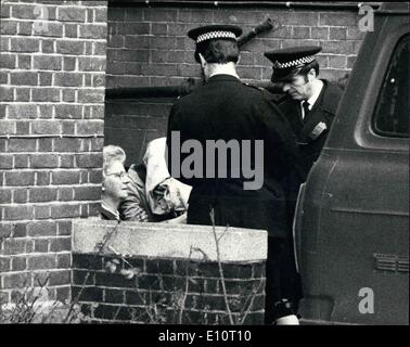 01 janvier 1974 - cordon de police armé Cour : un cordon de policiers armés a été appelée aller Uxbridge tribunal aujourd'hui, lorsqu'une Américaine, un Marocain et un Pakistanais, fait deuxième apparition sur les fusils. La fille est Allison Thompson, 18 ans, l'est marocain Abdel el Kbir Hakkaoui, 35 ans, commerçant, et l'armée pakistanaise est Ather Naseen, 21 ans, commerçant. Tous sont de Santa Barbara, en Californie. Ils ont été placés en détention provisoire. Photo montre l'American girl Allison Thompson (avec la tête couverte par une couverture, sous escorte après avoir été renvoyé à Uxbridge aujourd'hui. Banque D'Images