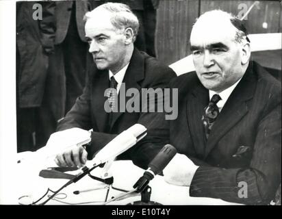 Le 23 janvier 1974 - 23 janvier 1974 Nouveau chef du Parti unioniste de l'Ulster. M. Harry West, un agriculteur de Fermanagh, hier, est devenu le nouveau leader de l'Ulster Unionist Party officiel, dans la succession de M. Faulkner, qui a démissionné il y a quinze jours. Il a été élu lors d'une réunion à Belfast du 310-strong comité permanent, bien que seulement 170 membres. Montre Photo : M. Harry à l'Ouest (à droite), photographié hier après la Belfast comité permanent avait élu chef du parti unioniste. Il est accompagné de M. Molyneaux, Antrim du Sud MP unioniste de l'Ulster à Westminster. Banque D'Images