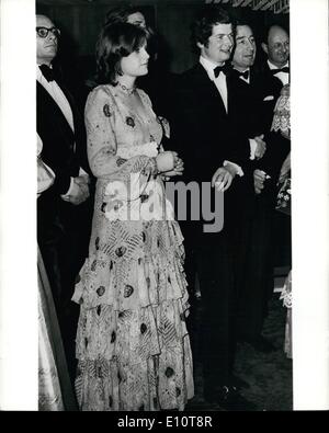 Mar. 03, 1974 - Lady Jane à la Royal Film performance : Lady Jane Wellesley, ami du Prince Charles, à l'Odeon Leicester Square, la nuit dernière, quand elle était à la reine-mère est partie à la Royal Film Performance, à laquelle le film Les Trois Mousquetaires a été illustré. Banque D'Images