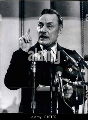 02 février 1974 - Parti Conservateur Enoch Powell rebelles indique que les gens devraient voter à l'élection générale du travail. : M. Enoch Powell, le rebelle conservateur. fait une autre attaque contre le premier ministre lorsqu'il a fait un discours important au Birmingham rally, organisé par l'obtenir la Grande-Bretagne hors campagne, un anti-mouvement du marché. Il a indiqué clairement que les gens devraient voter à l'élection générale du travail de manière à distinguer la Grande-Bretagne vers le marché commun. Il est temps qu'il a dit de mettre pays avant de parti. Photo montre M. Enoch Powell photographié pendant son discours dramatique à Birmingham cet après-midi. Banque D'Images