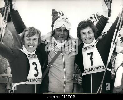 02 février 1974 - Plus grand triomphe pour l'après-roi du ski alpin : Toni Seiler, gagnant de trois médailles d'or à l'Jeux olympiques de Cortina d'Ampezzo et formateur des Jeux Olympiques d'Autriche et entraîneur de l'équipe de ski alpin (centre) affiche un grand sourire qu'il la serre e course de descente gagnant David Zwilling (à gauche) et Franz Klammer, la deuxième course (r.). Le Austrains ont obtenu leur plus grand triomphe lors de la 23e Championnats du Monde de Ski alpin en remportant ici un deux le plus important de toutes les races. Banque D'Images