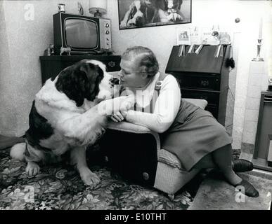 10 févr. 02, 1974 - Un saint Bernard est suprême Champion à Cruft's : un chien Saint Bernard a été choisi à Cruft's champion suprême dog show, à l'Olympic le samedi, pour la première fois dans l'histoire de 78 ans. Le gagnant, Burtonswood Bossy Boots, l'âge 21/2, est administré par Mlle Marjorie de Yardley Gobion, Hindes, Northants, infirmière à la retraite qui élève les saint-bernard comme un passe-temps. Hindes Miss a dit : ''je le nomme Bossy Boots parce qu'il était le grand patron de la litière et a toujours des ordres les petits.'' or visit our online catalogue/netstore Photo montre Burtonswood Bossy Boots, la St Banque D'Images