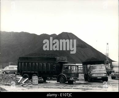 02 février 1974 - Début de la grève de mineurs : le premier jour de la grève des mineurs de national adopté hier sans violence. Photo montre : c'est le coke Saltley depot, Birmingham, théâtre de violents affrontements entre les grévistes et la police il y a deux ans, était un ''ouvert'' pour les camions hier - il n'y avait pas de piquets de service. Banque D'Images